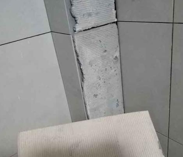 清水河瓷砖空鼓维修公司分享下厨房瓷砖脱落的补救措施。